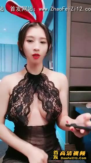 风韵犹存的巨乳美少妇扮成兔女郎约炮直播～炮友在镜头前面太紧张干不起来，只好用小嘴让他硬！